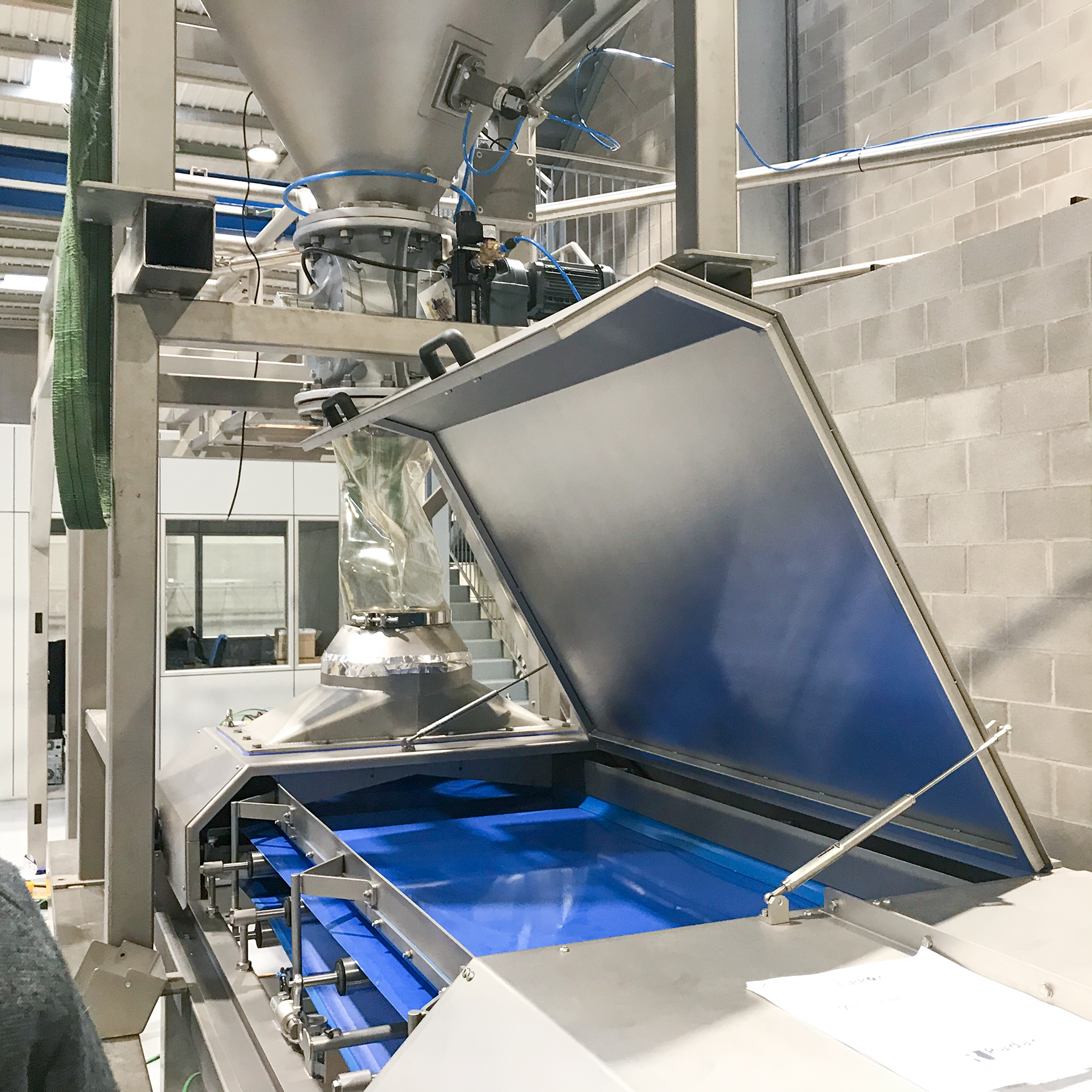 1 Weigh Belt Feeder Application Belt Close Up Open (1)